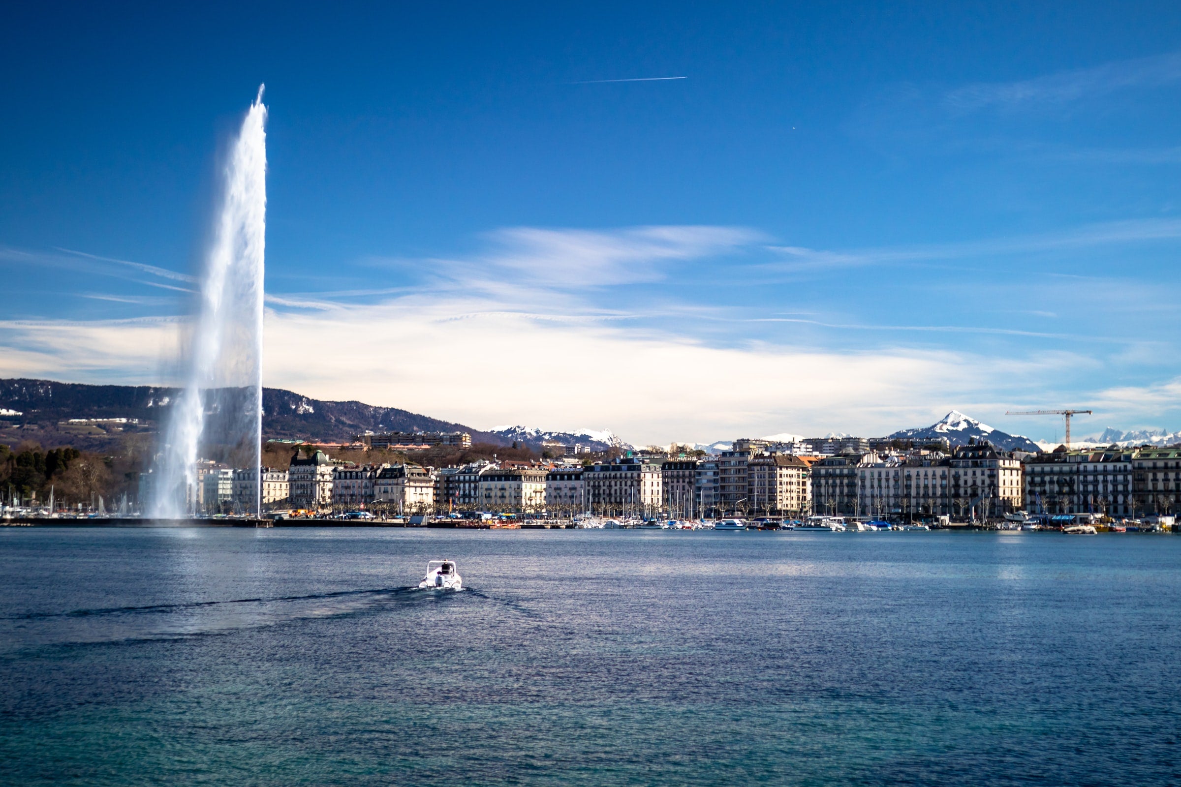 Jet d'eau fountain with Geneva skyline in the background and the lake in the foreground.